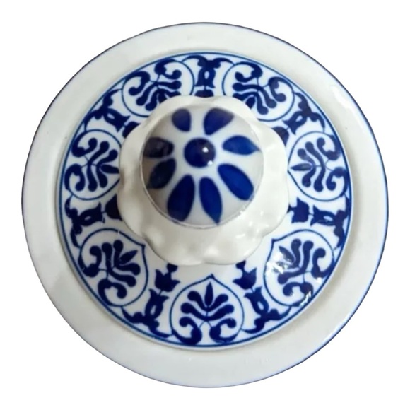 BOMBAY Co. Cobalt Blue & White Porcelain 3 Footed Temple Jar or Canister MINT - Picture 9 of 11